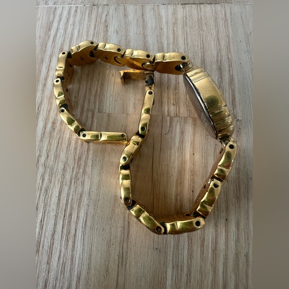 Bulova ladies oval gold tone dress watch NEW BATTERY - Picture 8 of 13